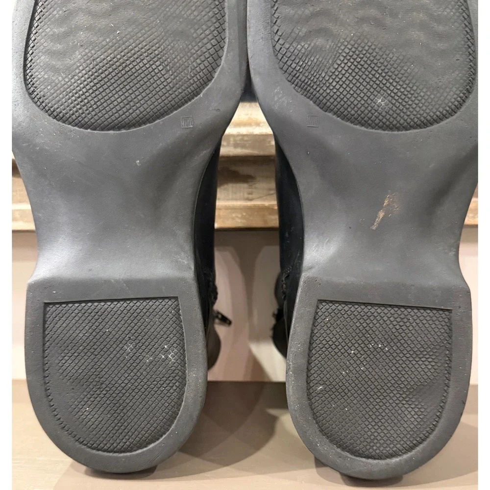 Coach made from rubber